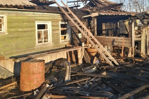 Пожарные добровольцы ликвидировали пожар в Лопшеньге (Приморский район)