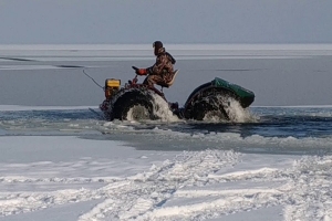 Каракат проломил лёд, рыбак оказался в воде