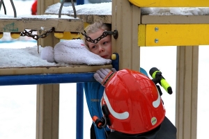 Ребенок застрял между прутьями лестницы, играя на детской площадке