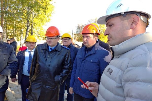 Прокурор Архангельской области Николай Хлустиков  вместе с губернатором региона встретились с жителями Мезенского района, а также посетили ряд предприятий и строящихся объектов