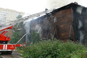 Пожар в Исакогорке: двухэтажный дом спасли, пострадавших нет