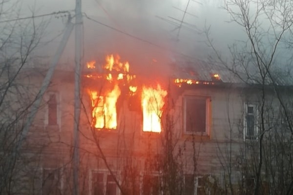 В Архангельске – два пожара в ветхих двухэтажных домах