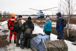 Архангельские спасатели эвакуировали мужчину, беременную женщину и подростка, попавших в беду в ненецкой тундре