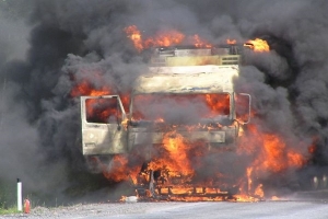 Пожар на металлобазе в Березнике: огнём повреждены два грузовика