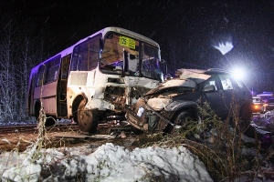У Катунино столкнулись автобус и легковушка, погибла женщина