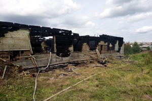 В Лешуконском горело пустующее строение на территории хлебозавода