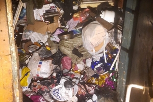 Частный дом в Соломбале был завален хламом по самый подоконник