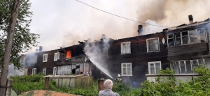 По факту возгорания деревянного многоквартирного жилого дома  в с. Лешуконское организована проверка